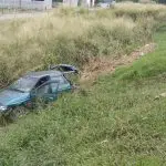 Acidente envolvendo dois carros e uma carreta não deixou feridos na
