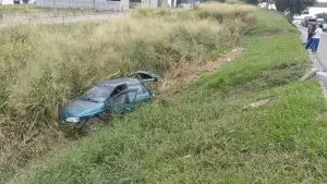 Acidente envolvendo dois carros e uma carreta não deixou feridos na
