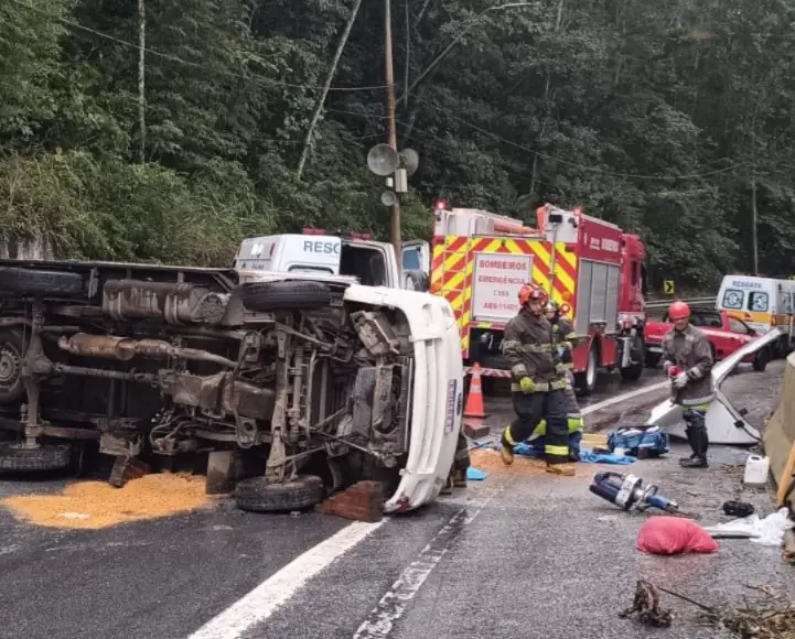 Motorista fica preso nas ferragens após veículo capotar na Rodovia dos Tamoios