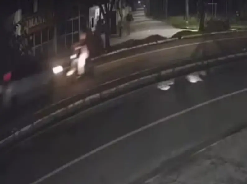 Carro na contramão deixa jovem em bicicleta elétrica em estado grave. Família faz apelo por doação de sangue