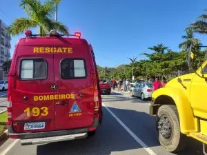 Motociclista fica ferido após colisão com carro no centro de Caraguatatuba