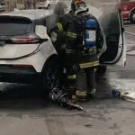 Carro elétrico pega fogo e explode em concessionária de São José dos Campos