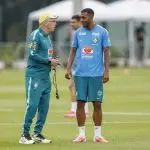 Rayan ganha oportunidade entre os titulares do Brasil