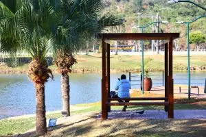 Lago do Parque Interlagos passa por limpeza e desassoreamento