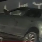 Motorista perde controle e carro fica pendurado na mureta da Ponte do Arco em Caraguatatuba