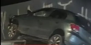 Motorista perde controle e carro fica pendurado na mureta da Ponte do Arco em Caraguatatuba