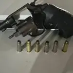 Na Martim de Sá, Força Tática prende trio armado e apreende revólver com numeração raspada
