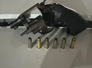 Na Martim de Sá, Força Tática prende trio armado e apreende revólver com numeração raspada