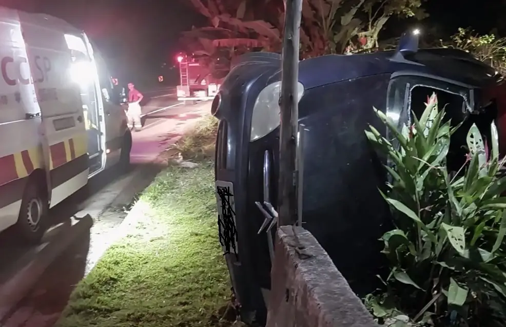Motorista fica preso em veículo após capotamento na Rio-Santos, em Ubatuba