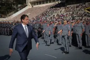 No 'finado' Pacaembu, Tarcisio oficializa formatura de mais de 1 mil novos policiais militares