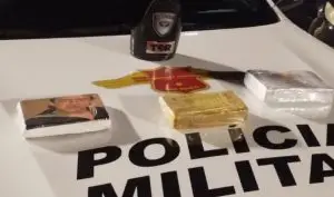 Tablete de cocaína com rosto do Kiko, do Chaves, é apreendido durante operação da Polícia Rodoviária na Carvalho Pinto, em São José dos Campos