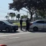 Acidente no Jardim Aquarius envolve dois carros em rotatória e não deixa feridos em São José