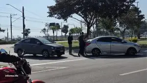 Acidente no Jardim Aquarius envolve dois carros em rotatória e não deixa feridos em São José
