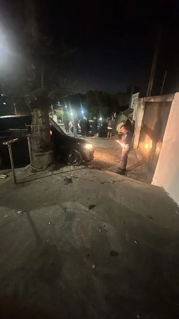 Acidente no Jardim Satélite deixa duas mulheres feridas após carro bater em muro e árvore em São José dos Campos