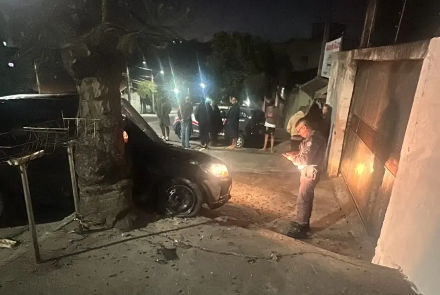 Acidente no Jardim Satélite deixa duas mulheres feridas após carro bater em muro e árvore em São José dos Campos