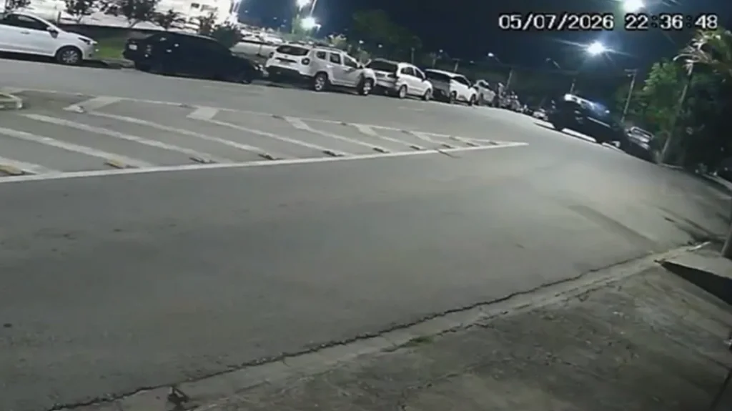 Vídeo exclusivo mostra momento em que carro atinge veículo estacionado antes de capotar em São José dos Campos