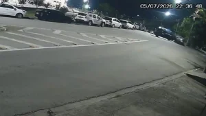Vídeo exclusivo mostra momento em que carro atinge veículo estacionado antes de capotar em São José dos Campos
