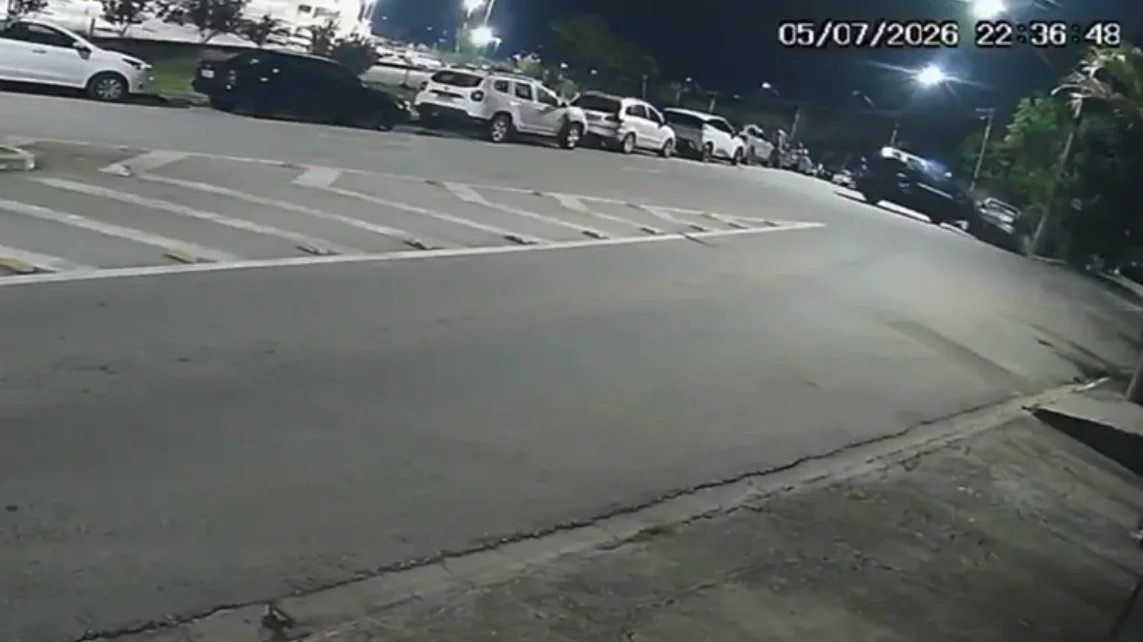 Vídeo exclusivo mostra momento em que carro atinge veículo estacionado antes de capotar em São José dos Campos