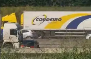 Carreta arrasta carro na Via Dutra em São José dos Campos; motorista teria deixado o local