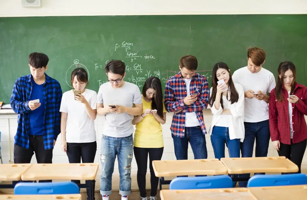 Restrição de celulares nas escolas melhora aprendizagem