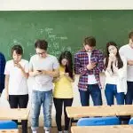 Restrição de celulares nas escolas melhora aprendizagem