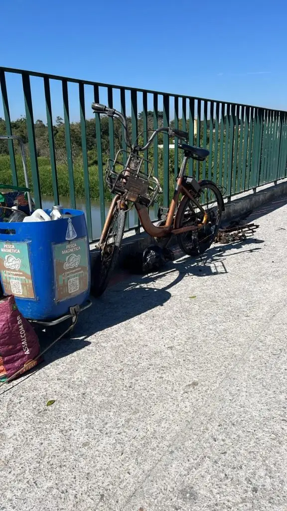 Grupo retira bicicleta do Rio Paraíba após lei proibir pesca magnética em pontes de São José