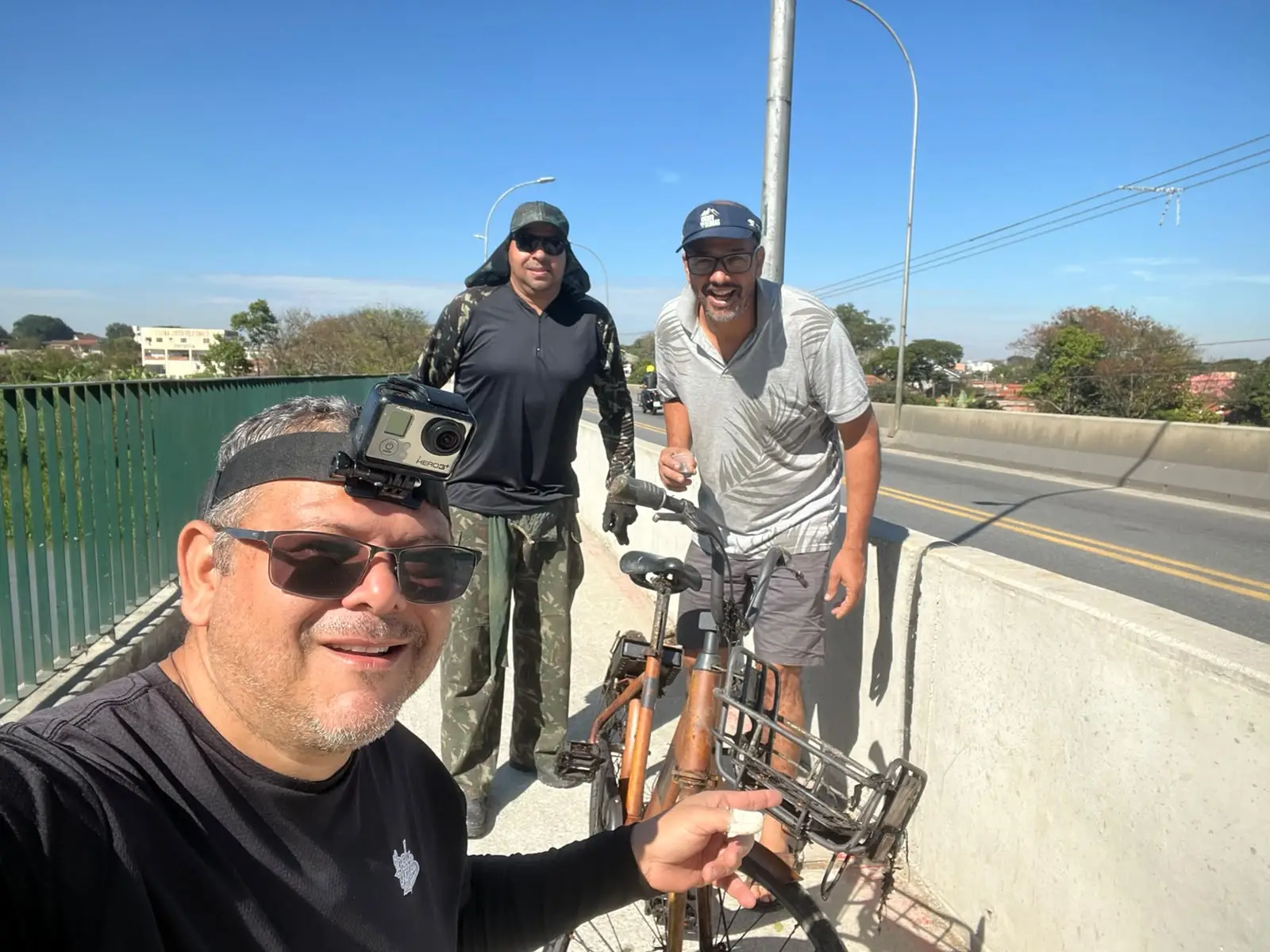 Grupo retira bicicleta do Rio Paraíba após lei proibir pesca magnética em pontes de São José