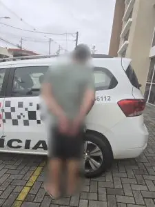 Homem é preso por tentativa de feminicídio após esfaquear mulher no Jardim Uirá