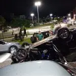 Motorista fica presa após carro capotar e atingir três veículos ao lado da Farma Conde Arena, em São José dos Campos