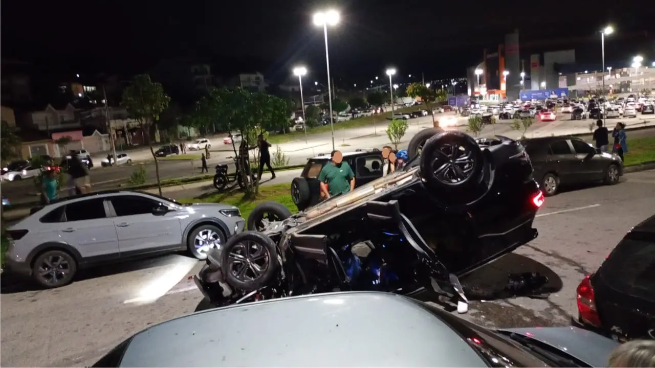 Motorista fica presa após carro capotar e atingir três veículos ao lado da Farma Conde Arena, em São José dos Campos