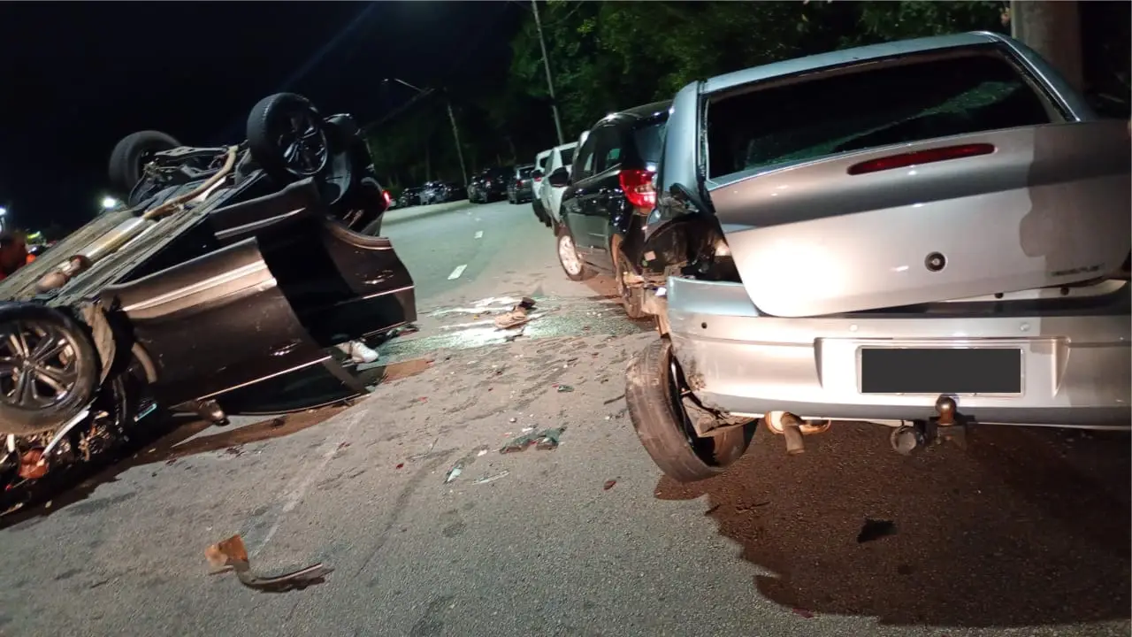Motorista fica presa após carro capotar e atingir três veículos ao lado da Farma Conde Arena, em São José dos Campos