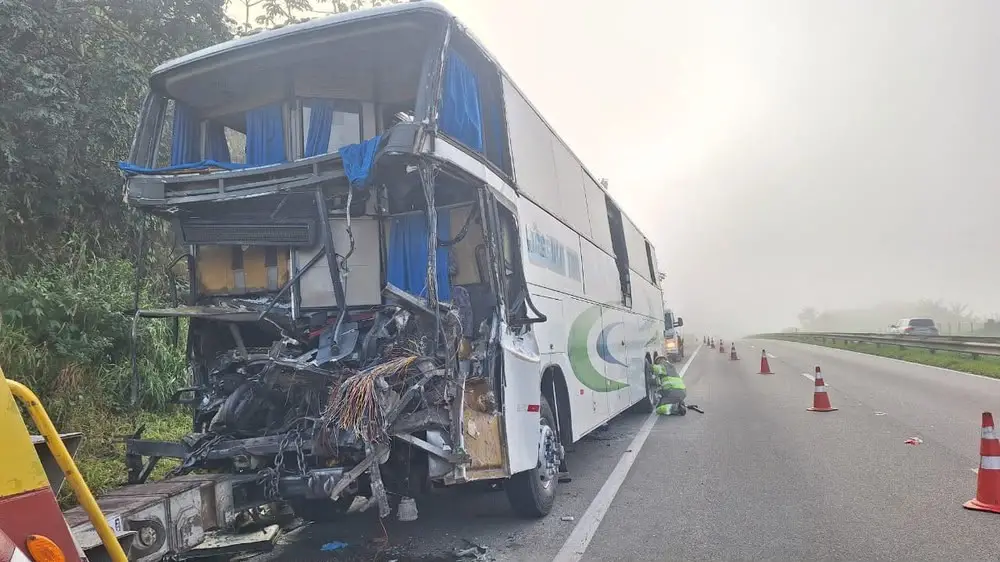 Motorista morre após ônibus de excursão bater na traseira de carreta na Dutra em Santa Isabel
