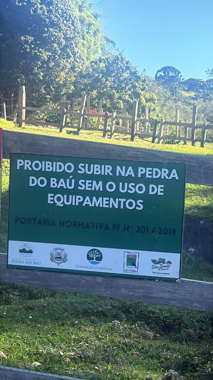 Dois homens foram autuados em R$ 4 mil após tentarem escalar a Pedra do Baú com equipamentos improvisados.