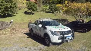 Dois homens foram autuados em R$ 4 mil após tentarem escalar a Pedra do Baú com equipamentos improvisados.
