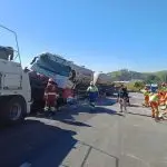 Colisão traseira entre caminhões provocou derramamento de carga e interditou totalmente a Via Dutra, em Guaratinguetá.