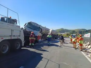 Colisão traseira entre caminhões provocou derramamento de carga e interditou totalmente a Via Dutra, em Guaratinguetá.