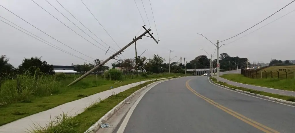 Poste danificado na Via Oeste mobiliza equipes da EDP