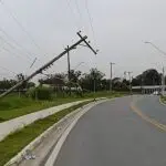 Poste danificado na Via Oeste mobiliza equipes da EDP