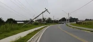 Poste danificado na Via Oeste mobiliza equipes da EDP