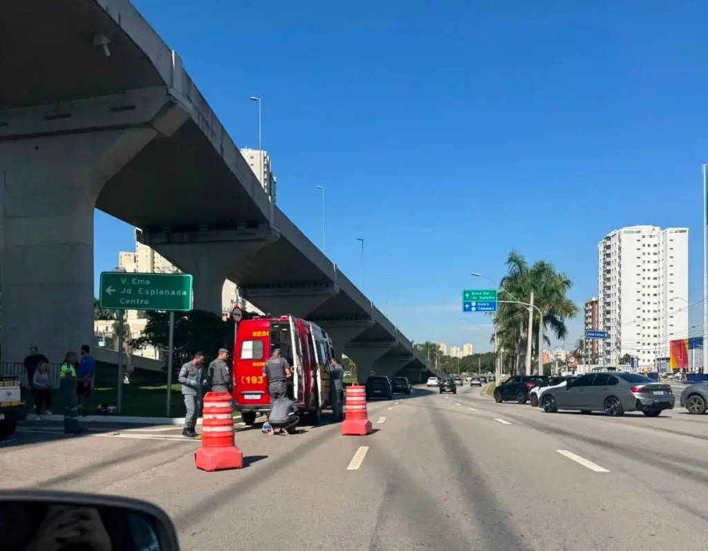 Acidente próximo à ponte estaiada deixa motociclista ferida