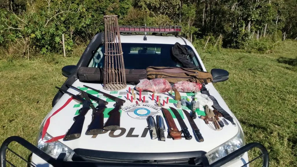 Polícia Ambiental em Paraibuna apreende armas e carne silvestre