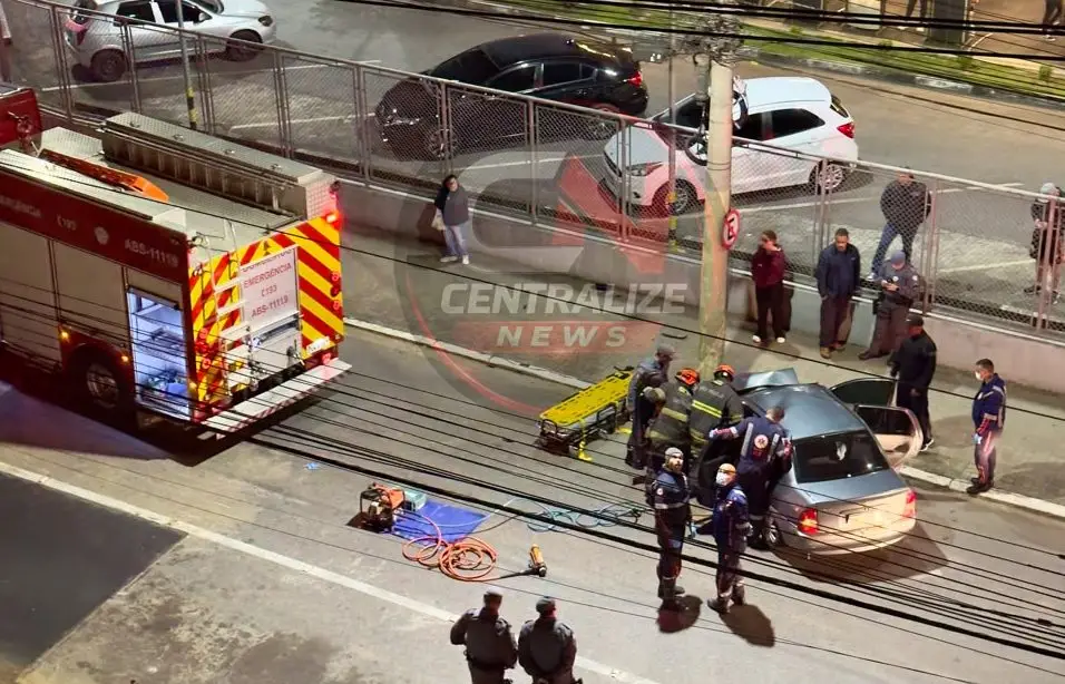 img-responsive Motorista fica preso às ferragens após carro atingir poste na avenida Rui Barbosa, em São José dos Campos