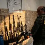 Morador de Aparecida é autuado por maus-tratos a aves e posse irregular de arma