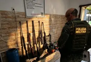 Morador de Aparecida é autuado por maus-tratos a aves e posse irregular de arma
