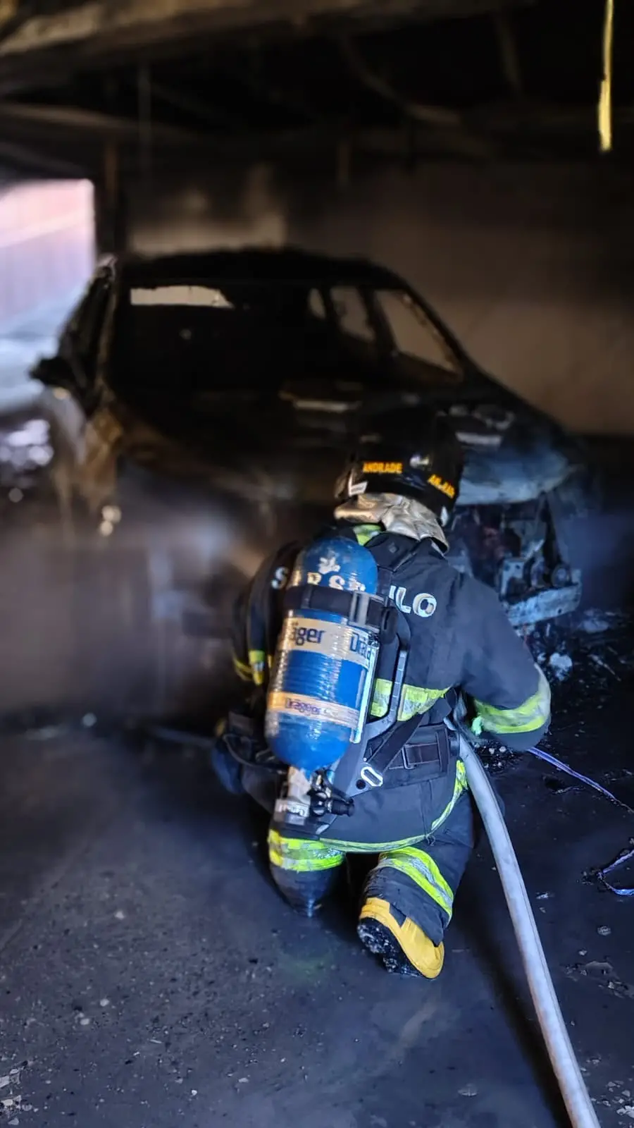 Incêndio em carro híbrido mobiliza bombeiros em São Sebastião