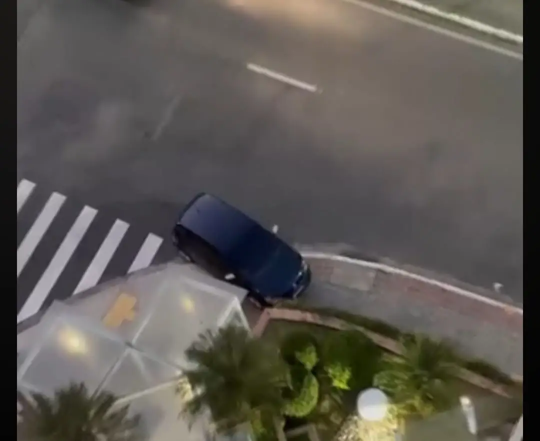 Carro desgovernado no Jardim Aquarius atinge muro de prédio