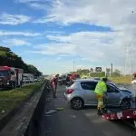Carro capota na Via Dutra em São José dos Campos e mobiliza equipes de resgate