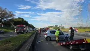 Carro capota na Via Dutra em São José dos Campos e mobiliza equipes de resgate