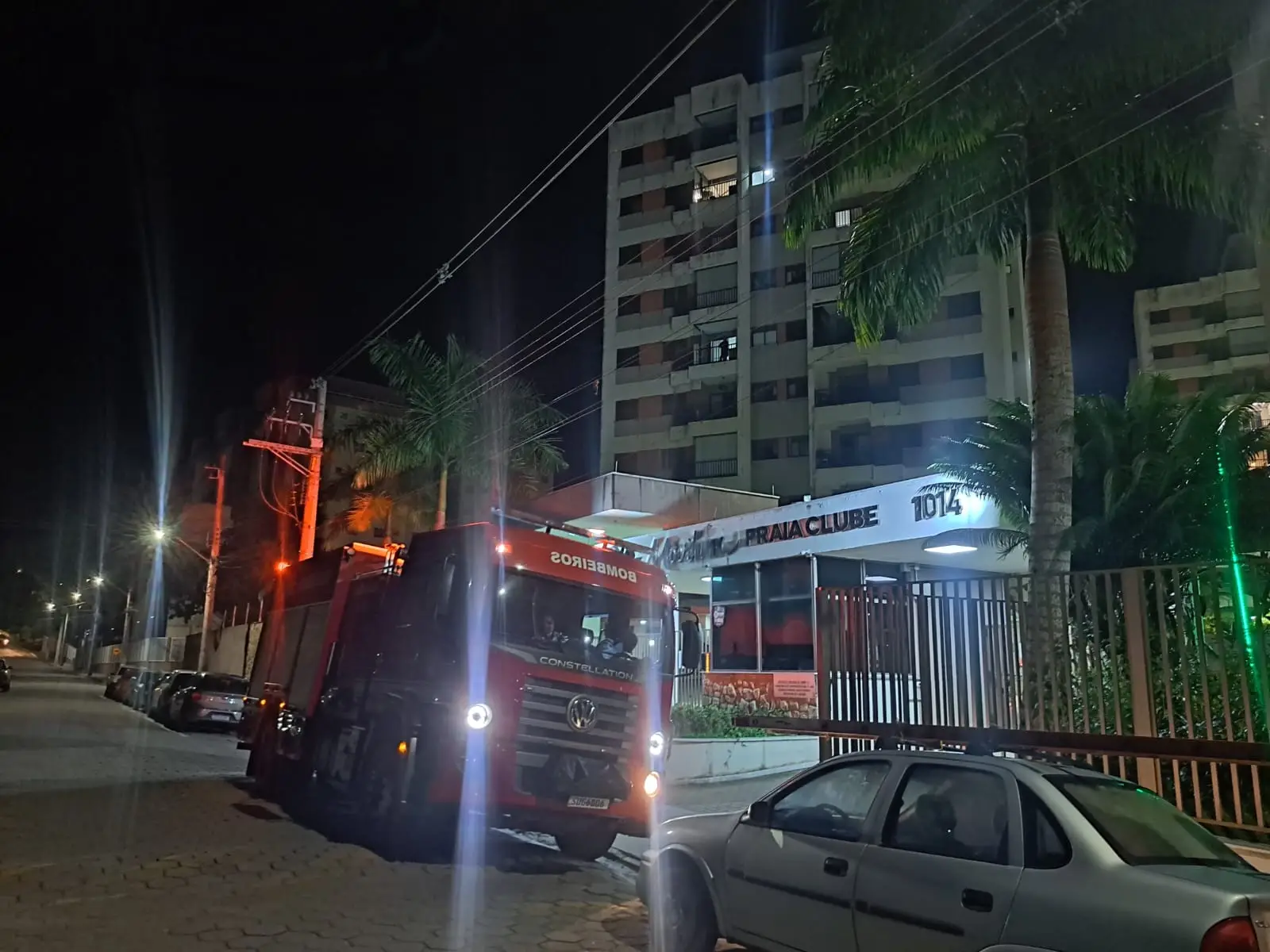 Mulher fica presa em elevador de prédio e é resgatada pelos Bombeiros em Caraguá
