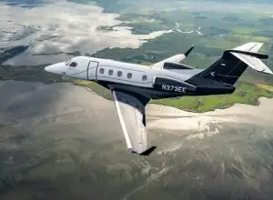Embraer lança novo Phenom 300EV com sistema que faz pouso automático em emergências